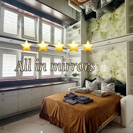Deluxury Mirror Centrum Apartment Warsaw